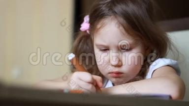 小女孩在桌子上写了<strong>一封信</strong>。 孩子做家庭作业。 学前教育、培训、绘图